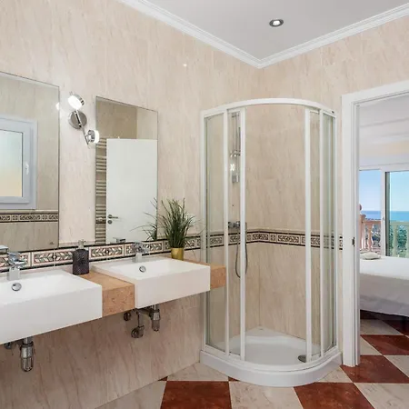 Ros - Plusholidays *