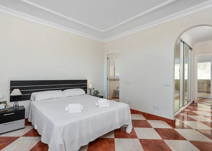 Ros - Plusholidays 빌라 *