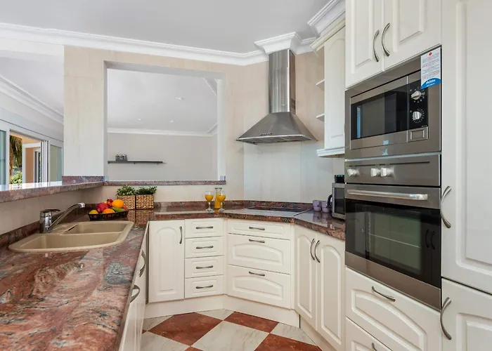 Ros - Plusholidays Willa